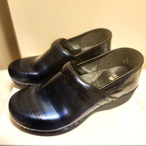 Dansko® XP 2.0 Metallic Blue Patent Leather Closed Back Clogs sz.10/40 Ret. $160